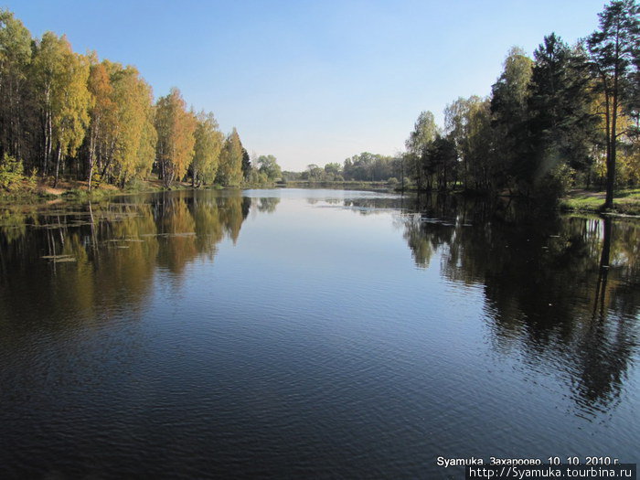 Озеро, в которое гляделся юный Пушкин, поражает своими размерами. Захарово, Россия