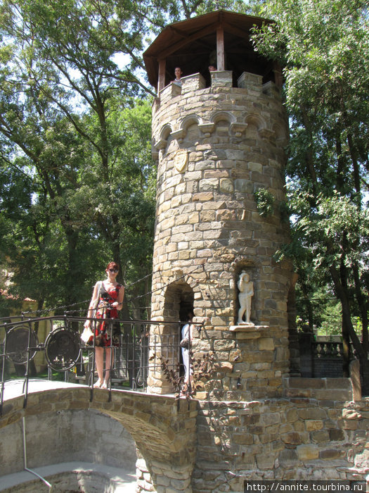Средневековье в парке можно узнать по пруду, у которого стоит дозорная башня с каменным мостом. Кабардинка, Россия