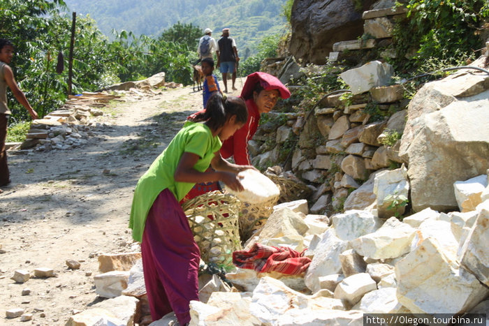Девушки перетаскивают на своём горбу эти огромные глыбы Зона Гандаки, Непал