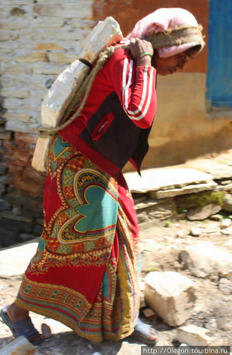 Взвалив камень на спину, пошла девушка в гору Зона Гандаки, Непал