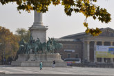 Торжественно-строгой площади Героев золото платанов особенно к лицу.