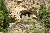 Пещера с молитвенными ступами