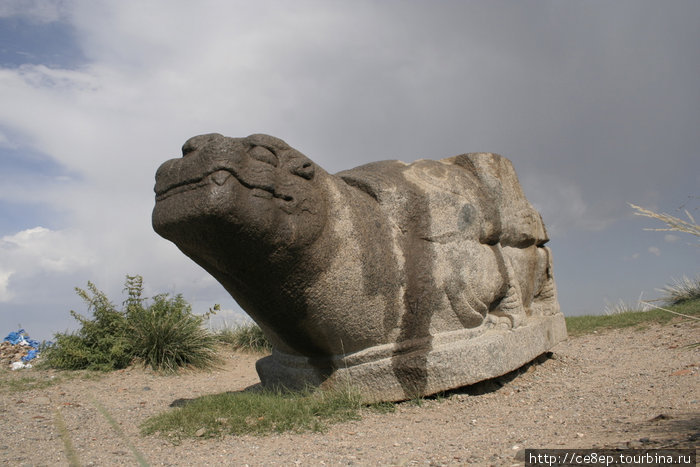 Бытует мнение, что эта раньше (1000 лет назад) эта черепаха стояла у ворот в город. Каракорум, Монголия