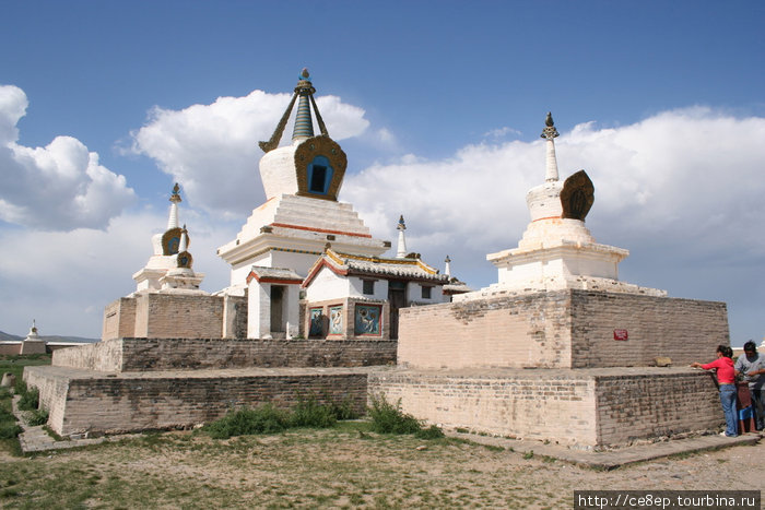 Здания внутри монастыря Эрдэни-Дзу. Их точное назначение выяснить не удалось. По всей видимости как-то связано с религией. Каракорум, Монголия