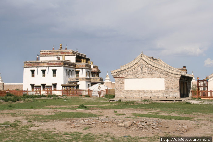 Здания внутри монастыря Эрдэни-Дзу, частично строились из остатков от первого, совсем старого, города. Каракорум, Монголия
