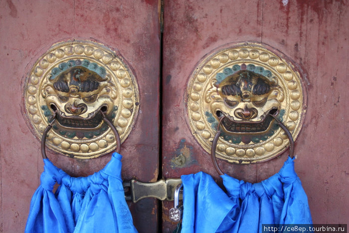 Популярный тип входных ручек на дверях монастыря в старой части Хархорина.
В новой, естесствено, никто такие не делает ) Каракорум, Монголия
