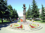В погожие дни аллея, где установлен памятник адмиралу Ушакову, — любимое место отдыха горожан
