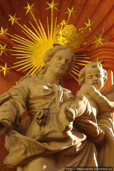 Мадонна с младенцем — излюбленный мотив старых зодчих города Гейдельберг, Германия
