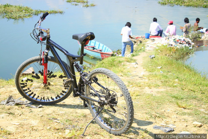 С велосипеда и в лодку Покхара, Непал