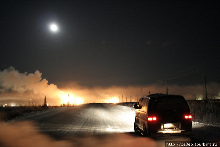 Можно думать, что ночью в тундре темно-темно, но это не так — везде видны огни — в первую очередь огни факелов, от сожжения попутного газа при добычи нефти. Ненецкий автономный округ, Россия