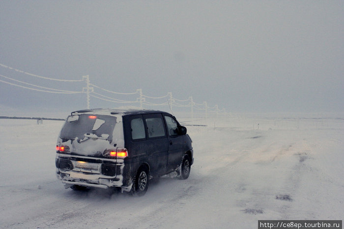 Из машины можно выйти хотя бы для того, чтобы посмотреть как она разнообразит общий пейзаж. Ненецкий автономный округ, Россия