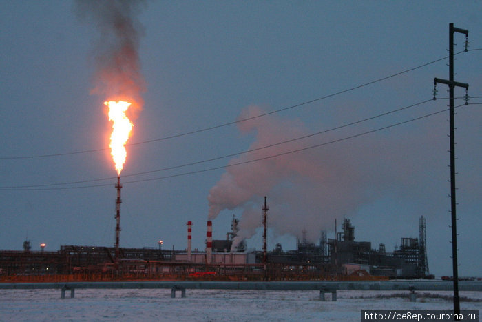 Факел сжигаемого попутного газа. Ненецкий автономный округ, Россия