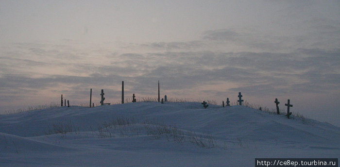 Кладбище, на холме, который на берегу. Ненецкий автономный округ, Россия