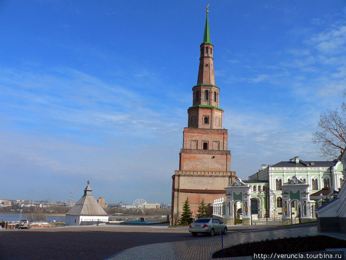 Падающая башня Сююмбике в Казанском кремле, выше Пизанской на 2 метра. Россия