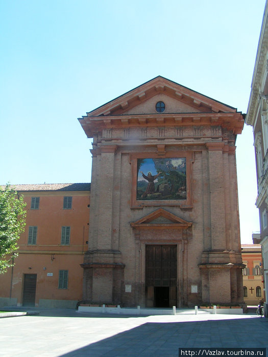 Фасад церкви; мозаика отчётливо видна над входом Реджо-Эмилья, Италия