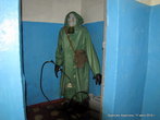 Отдельная комната заполнена средствами защиты от радиации и химической атаки.