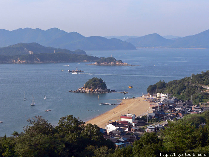 Вид на основной пляж с верхней точки острова Касаока, Япония