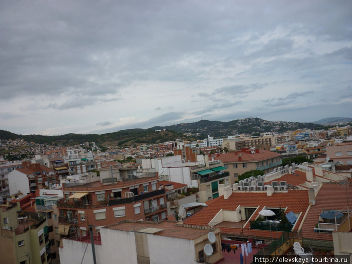 Вид с крыши нашего отеля. Пинеда-Палас. Бассейн тоже на крыше, что нам не показалось удобным. Пинеда-де-Мар, Испания