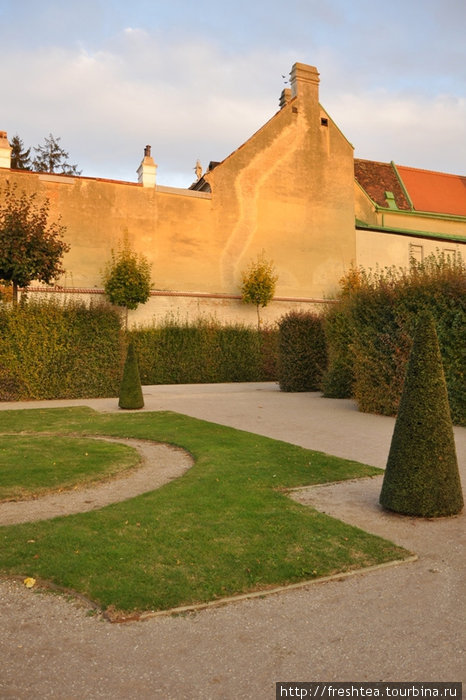 Стена сада, словно экран, отбивающий закатное солнце. Вена, Австрия