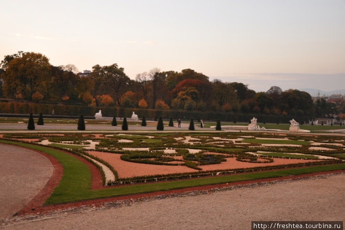 Клумбы в барочных парках — словно ковры в залах дворца (нарочитая декоративность — один из признаков  барокко в ландшафте). Вена, Австрия