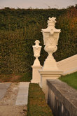 Фрагмент боковой лестницы с белоснежными вазами.