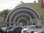 Вход в метро Красные ворота, с внутренней стороны Садового кольца.
