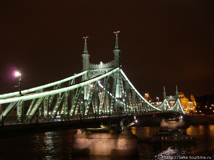 Мост Свободы в вечерней подсветке