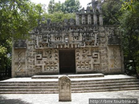 Фрагмент дворца из Паленке во дворе музея. Мехико, Мексика