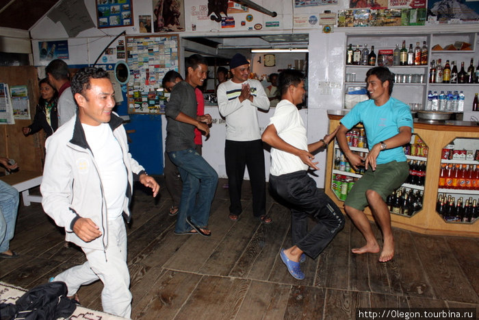 А по вечерам в некоторых гестхаусах танцы... Зона Дхавалагири, Непал
