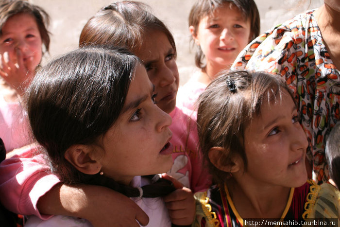 На Памире тоже вспоминают о Рамадане — особенно дети — в день его завершения. В ожидании вкусняшек Горно-Бадахшанская область, Таджикистан