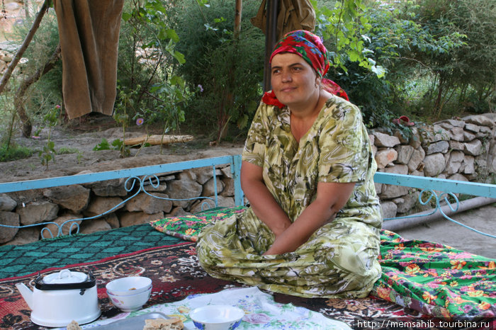 Женщина с американским паспортом. В национальной одежде Горно-Бадахшанская область, Таджикистан