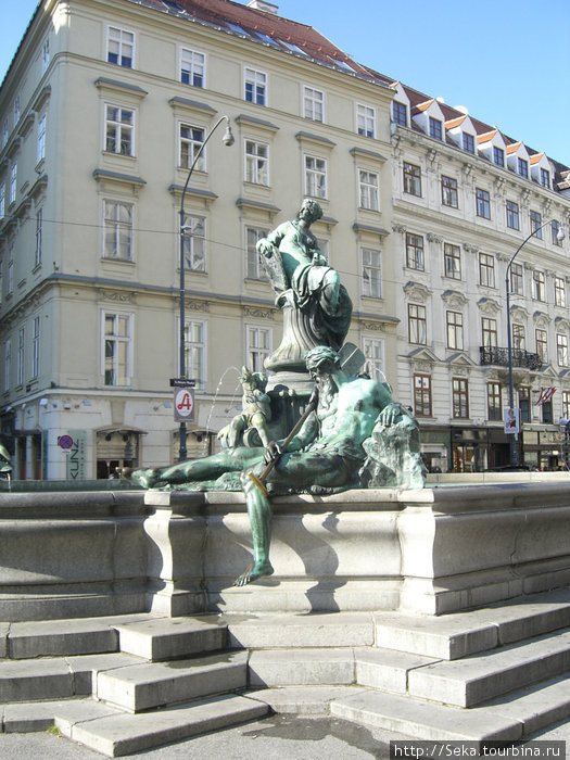 Фонтан Доннера. Здесь видна только одна из скульптур, символизирующая реку Энс Вена, Австрия