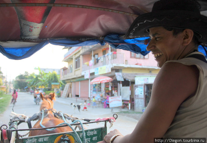 Улыбчивый таксист Саурахи на экологически-чистом транспорте Зона Нараяни, Непал