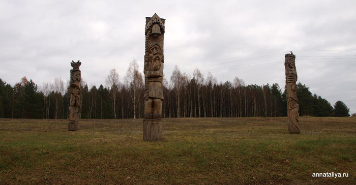 Столбы рядом с камнем Алитусский уезд, Литва