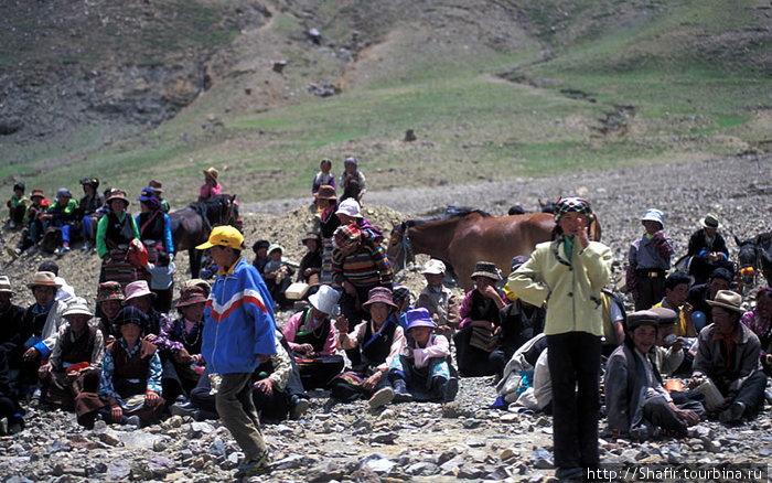 Летом многие тибетцы собираются и проводят пикники-скачки на лошадях. Тут совсем мало туристов потому приветствуют каждую проезжающую машину. Сакья, Китай