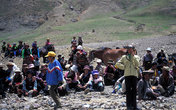 Летом многие тибетцы собираются и проводят пикники-скачки на лошадях. Тут совсем мало туристов потому приветствуют каждую проезжающую машину.