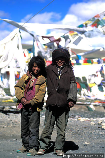 Дети-кочевники на одном из перевалов просили только еду. Сакья, Китай