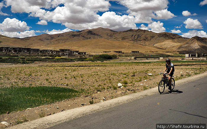 Велосипедист-европеец. Кстати в 2003г. мы видели велосипедистов-монстров из Германии, ехавших через Тибет, по грунтовым дорогам, на горных велосипедах с поклажей... Сакья, Китай