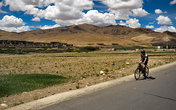 Велосипедист-европеец. Кстати в 2003г. мы видели велосипедистов-монстров из Германии, ехавших через Тибет, по грунтовым дорогам, на горных велосипедах с поклажей...