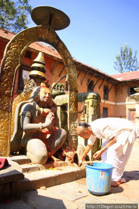 Кришнаит с гармошкой Зона Багмати, Непал