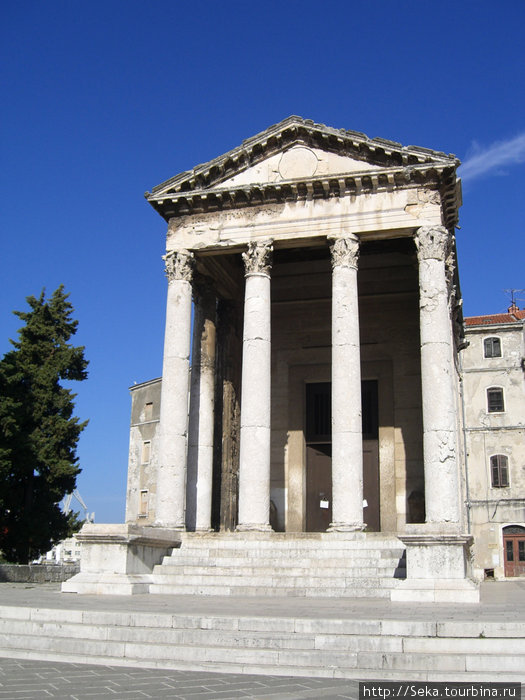Храм Августа Пула, Хорватия