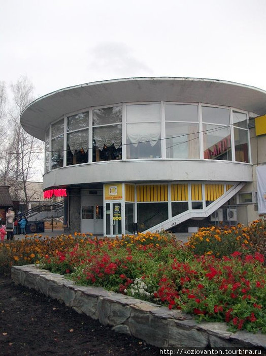 Ресторан Торгового центра, который остался практически неизменным с советских времен. В обиходе его называли Поганка. Новосибирск, Россия