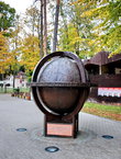 Глобус Юрмала — cамый большой глобус в Латвии. Вечером на глобусе на месте столиц зажигаются лампочки.