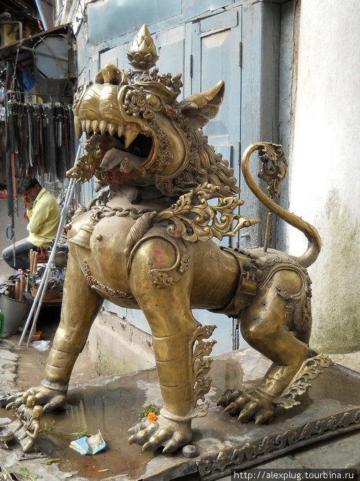 Лев-охранник. Катманду, Непал