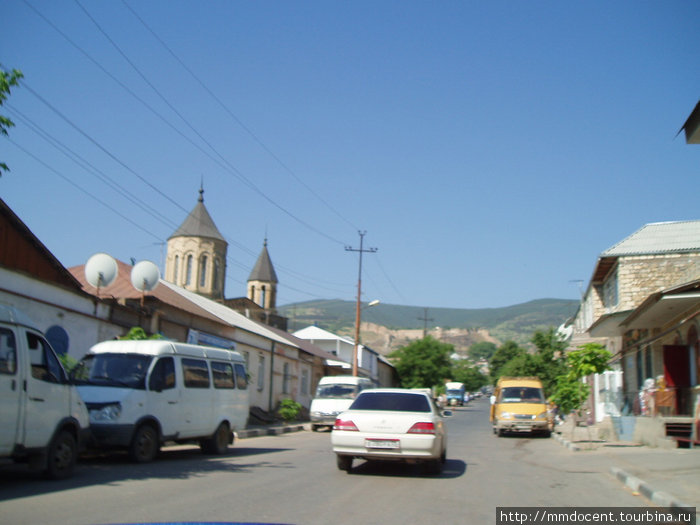 Слева — одна из древнейших христианских церквей на Кавказе. Вдали видна цитадель Дербент, Россия