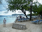 Частный пляж круизной компании на острове Гаити.