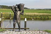 Памятник рыбаку.