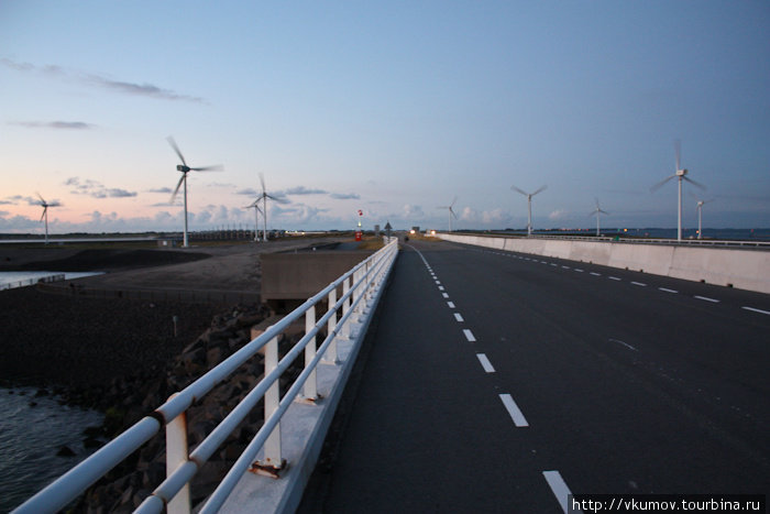И ветряные электростанции, конечно, как символ современной Голландии. Провинция Зеландия, Нидерланды