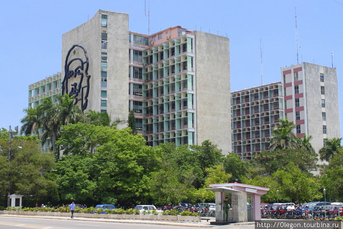 На домах огромные лица главных революционеров Гавана, Куба