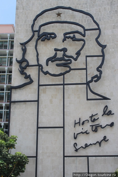 На площади Революции в Гаване везде лица революционеров Гавана, Куба